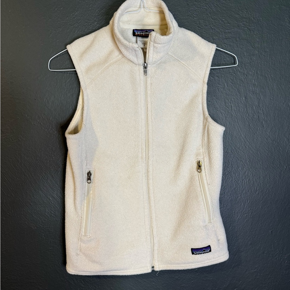 Women’s Small Patagonia cream fleece vest.   Great base layer. Good condition.